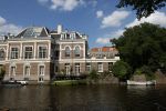 Amsterdam 11 augustus 2024
Jort Kelder en (een) vriendin op zijn sloep op de grachten van Amsterdam op mooie zonnige zondagmiddag . Ze varen naar zijn huis / appartement in omgeving Artis.