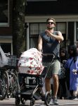 Amsterdam 17 augustus 2024
Acteur Manuel Broekman is vader geworden en loopt achter de kinderwagen in het cntrum van Amsterdam. Zijn vriendin Adriana Mosk komt net aanlopen