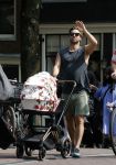 Amsterdam 17 augustus 2024
Acteur Manuel Broekman is vader geworden en loopt achter de kinderwagen in het cntrum van Amsterdam. Zijn vriendin Adriana Mosk komt net aanlopen