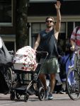 Amsterdam 17 augustus 2024
Acteur Manuel Broekman is vader geworden en loopt achter de kinderwagen in het cntrum van Amsterdam. Zijn vriendin Adriana Mosk komt net aanlopen