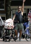 Amsterdam 17 augustus 2024
Acteur Manuel Broekman is vader geworden en loopt achter de kinderwagen in het cntrum van Amsterdam. Zijn vriendin Adriana Mosk komt net aanlopen