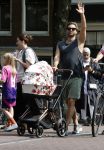 Amsterdam 17 augustus 2024
Acteur Manuel Broekman is vader geworden en loopt achter de kinderwagen in het cntrum van Amsterdam. Zijn vriendin Adriana Mosk komt net aanlopen