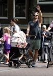Amsterdam 17 augustus 2024
Acteur Manuel Broekman is vader geworden en loopt achter de kinderwagen in het cntrum van Amsterdam. Zijn vriendin Adriana Mosk komt net aanlopen