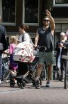 Amsterdam 17 augustus 2024
Acteur Manuel Broekman is vader geworden en loopt achter de kinderwagen in het cntrum van Amsterdam. Zijn vriendin Adriana Mosk komt net aanlopen