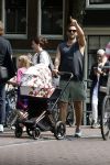 Amsterdam 17 augustus 2024
Acteur Manuel Broekman is vader geworden en loopt achter de kinderwagen in het cntrum van Amsterdam. Zijn vriendin Adriana Mosk komt net aanlopen