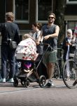 Amsterdam 17 augustus 2024
Acteur Manuel Broekman is vader geworden en loopt achter de kinderwagen in het cntrum van Amsterdam. Zijn vriendin Adriana Mosk komt net aanlopen