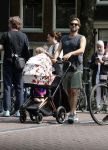 Amsterdam 17 augustus 2024
Acteur Manuel Broekman is vader geworden en loopt achter de kinderwagen in het cntrum van Amsterdam. Zijn vriendin Adriana Mosk komt net aanlopen