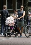 Amsterdam 17 augustus 2024
Acteur Manuel Broekman is vader geworden en loopt achter de kinderwagen in het cntrum van Amsterdam. Zijn vriendin Adriana Mosk komt net aanlopen