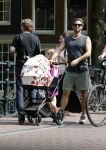 Amsterdam 17 augustus 2024
Acteur Manuel Broekman is vader geworden en loopt achter de kinderwagen in het cntrum van Amsterdam. Zijn vriendin Adriana Mosk komt net aanlopen
