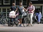 Amsterdam 17 augustus 2024
Acteur Manuel Broekman is vader geworden en loopt achter de kinderwagen in het cntrum van Amsterdam. Zijn vriendin Adriana Mosk komt net aanlopen