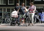 Amsterdam 17 augustus 2024
Acteur Manuel Broekman is vader geworden en loopt achter de kinderwagen in het cntrum van Amsterdam. Zijn vriendin Adriana Mosk komt net aanlopen
