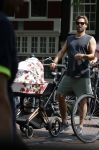 Amsterdam 17 augustus 2024
Acteur Manuel Broekman is vader geworden en loopt achter de kinderwagen in het cntrum van Amsterdam. Zijn vriendin Adriana Mosk komt net aanlopen