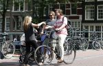 Amsterdam 17 augustus 2024
Acteur Manuel Broekman is vader geworden en loopt achter de kinderwagen in het cntrum van Amsterdam. Zijn vriendin Adriana Mosk komt net aanlopen