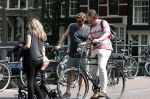 Amsterdam 17 augustus 2024
Acteur Manuel Broekman is vader geworden en loopt achter de kinderwagen in het cntrum van Amsterdam. Zijn vriendin Adriana Mosk komt net aanlopen