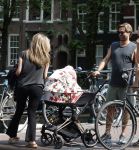 Amsterdam 17 augustus 2024
Acteur Manuel Broekman is vader geworden en loopt achter de kinderwagen in het cntrum van Amsterdam. Zijn vriendin Adriana Mosk komt net aanlopen