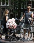 Amsterdam 17 augustus 2024
Acteur Manuel Broekman is vader geworden en loopt achter de kinderwagen in het cntrum van Amsterdam. Zijn vriendin Adriana Mosk komt net aanlopen