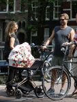 Amsterdam 17 augustus 2024
Acteur Manuel Broekman is vader geworden en loopt achter de kinderwagen in het cntrum van Amsterdam. Zijn vriendin Adriana Mosk komt net aanlopen
