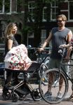 Amsterdam 17 augustus 2024
Acteur Manuel Broekman is vader geworden en loopt achter de kinderwagen in het cntrum van Amsterdam. Zijn vriendin Adriana Mosk komt net aanlopen