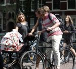 Amsterdam 17 augustus 2024
Acteur Manuel Broekman is vader geworden en loopt achter de kinderwagen in het cntrum van Amsterdam. Zijn vriendin Adriana Mosk komt net aanlopen