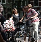 Amsterdam 17 augustus 2024
Acteur Manuel Broekman is vader geworden en loopt achter de kinderwagen in het cntrum van Amsterdam. Zijn vriendin Adriana Mosk komt net aanlopen