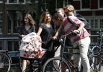 Amsterdam 17 augustus 2024
Acteur Manuel Broekman is vader geworden en loopt achter de kinderwagen in het cntrum van Amsterdam. Zijn vriendin Adriana Mosk komt net aanlopen