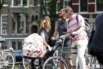 Amsterdam 17 augustus 2024
Acteur Manuel Broekman is vader geworden en loopt achter de kinderwagen in het cntrum van Amsterdam. Zijn vriendin Adriana Mosk komt net aanlopen