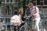 Amsterdam 17 augustus 2024
Acteur Manuel Broekman is vader geworden en loopt achter de kinderwagen in het cntrum van Amsterdam. Zijn vriendin Adriana Mosk komt net aanlopen