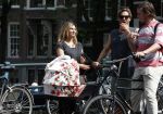 Amsterdam 17 augustus 2024
Acteur Manuel Broekman is vader geworden en loopt achter de kinderwagen in het cntrum van Amsterdam. Zijn vriendin Adriana Mosk komt net aanlopen