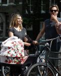 Amsterdam 17 augustus 2024
Acteur Manuel Broekman is vader geworden en loopt achter de kinderwagen in het cntrum van Amsterdam. Zijn vriendin Adriana Mosk komt net aanlopen