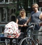 Amsterdam 17 augustus 2024
Acteur Manuel Broekman is vader geworden en loopt achter de kinderwagen in het cntrum van Amsterdam. Zijn vriendin Adriana Mosk komt net aanlopen