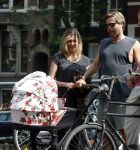 Amsterdam 17 augustus 2024
Acteur Manuel Broekman is vader geworden en loopt achter de kinderwagen in het cntrum van Amsterdam. Zijn vriendin Adriana Mosk komt net aanlopen