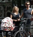 Amsterdam 17 augustus 2024
Acteur Manuel Broekman is vader geworden en loopt achter de kinderwagen in het cntrum van Amsterdam. Zijn vriendin Adriana Mosk komt net aanlopen