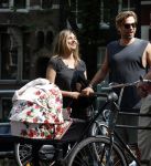 Amsterdam 17 augustus 2024
Acteur Manuel Broekman is vader geworden en loopt achter de kinderwagen in het cntrum van Amsterdam. Zijn vriendin Adriana Mosk komt net aanlopen