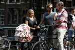 Amsterdam 17 augustus 2024
Acteur Manuel Broekman is vader geworden en loopt achter de kinderwagen in het cntrum van Amsterdam. Zijn vriendin Adriana Mosk komt net aanlopen