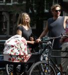 Amsterdam 17 augustus 2024
Acteur Manuel Broekman is vader geworden en loopt achter de kinderwagen in het cntrum van Amsterdam. Zijn vriendin Adriana Mosk komt net aanlopen
