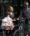 Amsterdam 17 augustus 2024
Acteur Manuel Broekman is vader geworden en loopt achter de kinderwagen in het cntrum van Amsterdam. Zijn vriendin Adriana Mosk komt net aanlopen