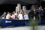 Amsterdam augustus 2024
Prinses Amalia heeft haar ontgroeningsweek in Amsterdam . Ze slapen in het Frans Otten Stadion met alle medestudenten . Ze gaan met fiets de stad in . Het regent meerdere dagen . Ook gaan ze varen  met een sloep  op de Amstel.