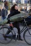 Amsterdam 15 december 2015 
Paula v d Oest met kerstboom vondelpark CS