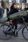 Amsterdam 15 december 2015 
Paula v d Oest met kerstboom vondelpark CS