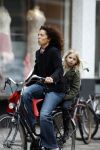 Amsterdam  27 mei 2006
paula v oest met dochtertje op fiets