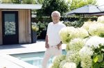 Loosdrecht 30 juli 2024
Peter Koelewijn bij zijn huis in Loosdrecht.