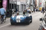 Amsterdam 21 augustus 2024
Prins Bernhard en zijn zoon in zijn Shelby Cobra op de pc hooftstraat. Bernhard heeft een sleutelhanger ( bier opener) met daarop Heineken en het circuit Zandvoort.