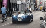 Amsterdam 21 augustus 2024
Prins Bernhard en zijn zoon in zijn Shelby Cobra op de pc hooftstraat. Bernhard heeft een sleutelhanger ( bier opener) met daarop Heineken en het circuit Zandvoort.