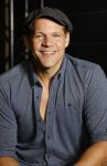 Molenaarsgraaf 26 augustus 2024
Presntatie cast Shrek met oa Rene v Kooten Linda Verstraten Qshans Thode en Darren v d Lek . Michael v Hoorne is de producent
