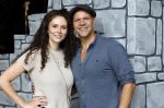 Molenaarsgraaf 26 augustus 2024
Presntatie cast Shrek met oa Rene v Kooten Linda Verstraten Qshans Thode en Darren v d Lek . Michael v Hoorne is de producent
