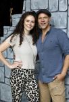 Molenaarsgraaf 26 augustus 2024
Presntatie cast Shrek met oa Rene v Kooten Linda Verstraten Qshans Thode en Darren v d Lek . Michael v Hoorne is de producent