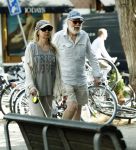 Amsterdam 8 augustus 2024
Rob Houwer met zijn vrouw op de cornelis schuytstraat.