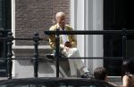Amsterdam 11 augustus 2024
Advocaat Theo Hiddema met kopje koffie mobieltje voor de duer van zijn ngrachtenpand in het centrum van Amsterdam.