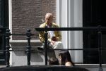 Amsterdam 11 augustus 2024
Advocaat Theo Hiddema met kopje koffie mobieltje voor de duer van zijn ngrachtenpand in het centrum van Amsterdam.