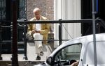 Amsterdam 11 augustus 2024
Advocaat Theo Hiddema met kopje koffie mobieltje voor de duer van zijn ngrachtenpand in het centrum van Amsterdam.